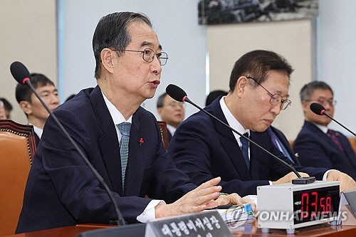 탄핵소추로 직무가 정지된 한덕수(왼쪽) 국무총리가 15일 국회 '윤석열 정부의 비상계엄 선포를 통한 내란혐의 진상규명 국정조사' 특별위원회에 증인으로 출석해 위원 질의에 답하고 있다. [연합뉴스]
